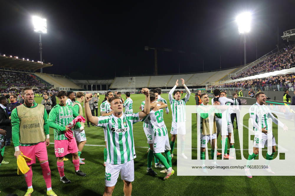ACF Fiorentina v Real Betis Balompie - UEFA Conference League 2024 25 Semi Final Second Leg Real Betis Balompià players greet the curve of its fans after the victory between the second leg of the UEFA Conference League semi-final between ACF Fiorentina and Real Betis Balompie on May 8 ,2025 at Stadium Artemio Franchi, Florence , Italy florence ITALIA