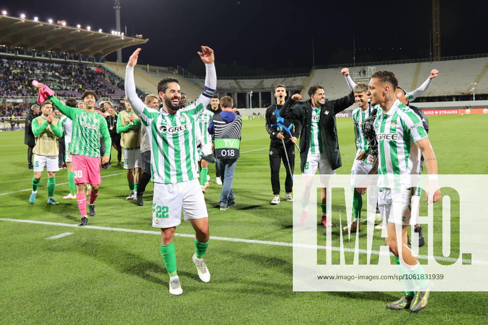 ACF Fiorentina v Real Betis Balompie - UEFA Conference League 2024 25 Semi Final Second Leg Real Betis Balompià players greet the curve of its fans after the victory between the second leg of the UEFA Conference League semi-final between ACF Fiorentina and Real Betis Balompie on May 8 ,2025 at Stadium Artemio Franchi, Florence , Italy florence ITALIA