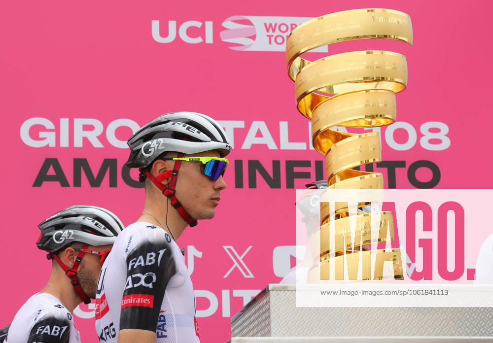 Radsport, Giro d Italia, 1. Etappe May 9, 2025, Durres, Tirana, Albania: Cyclist Juan Ayuso of team UAE Team Emirates XRG next to trophy prior to the start of Giro d Italia in Durres, Albania, on May 09, 2025. Giro d Italia 2025 starts on May 09, 2025 for the first time from Durres, Albania. Matrix Images Durres Albania - ZUMAb266 20250509_zip_b266_002