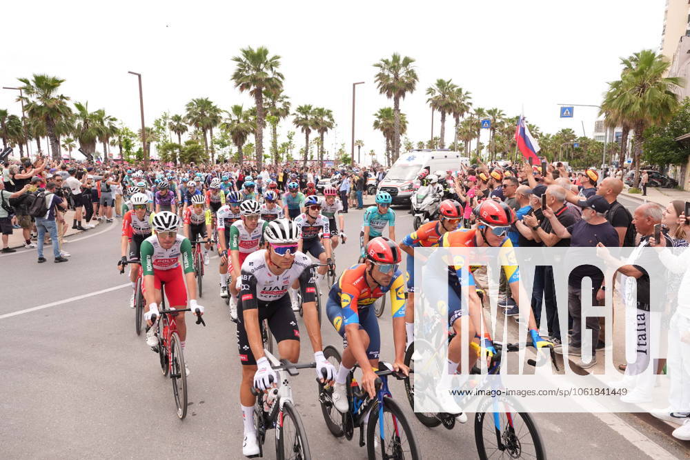 Radsport, Giro d Italia, 1. Etappe The pack rides cycles through the during the stage 1 of the Giro dItalia from Durazzo (Durres) to Tirana (Tirane), Albania- Friday, May 9, 2025. - cycling