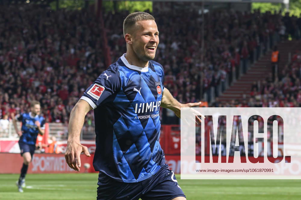 Im Bild v.l.: Adrian Beck (1. FC Heidenheim 1846, 21), Tor, Treffer, Jubel, Torjubel, Freude, Begeisterung, feiert, nach 0:1, GER, Berlin, 1. FC Union Berlin vs 1. FC Heidenheim 1846, 1. Bundesliga, Fussball, DFB, Spielzeit 2024 2025, Alte Foersterei, . Spieltag, DFB DFL REGULATIONS PROHIBIT ANY USE OF PHOTOGRAPHS AS IMAGE SEQUENCES AND OR QUASI-VIDEO