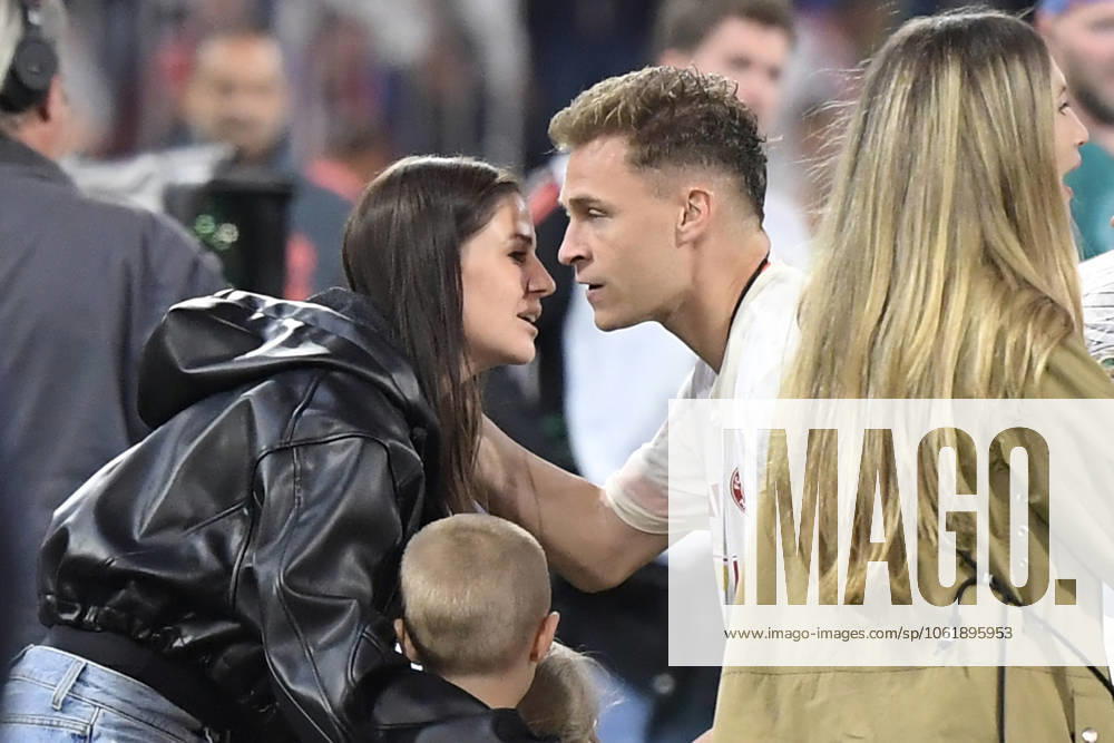 Fussball 1.Bundesliga, FC Bayern Muenchen - Borussia Mönchengladbach v.l. Joshua Kimmich (FC Bayern Muenchen) küsst seine Frau Lina Muenchen