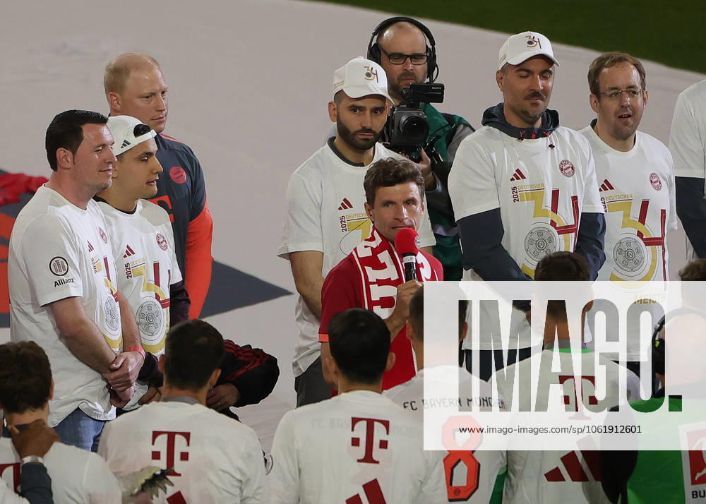 1. Fussball Bundesliga, FC Bayern Muenchen vs Moechnegladbach, Allianz Arena Muenchen, Fussball, im Bild: Thomas Mueller (FC Bayern Muenchen) verabschiedet sich am Mikrofon