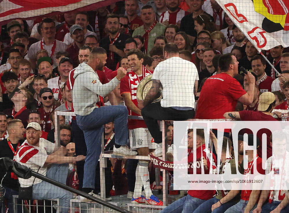 1. Fussball Bundesliga, FC Bayern Muenchen vs Moechnegladbach, Allianz Arena Muenchen, Fussball, im Bild: Thomas Mueller (FC Bayern Muenchen) feiert mit seine Fans