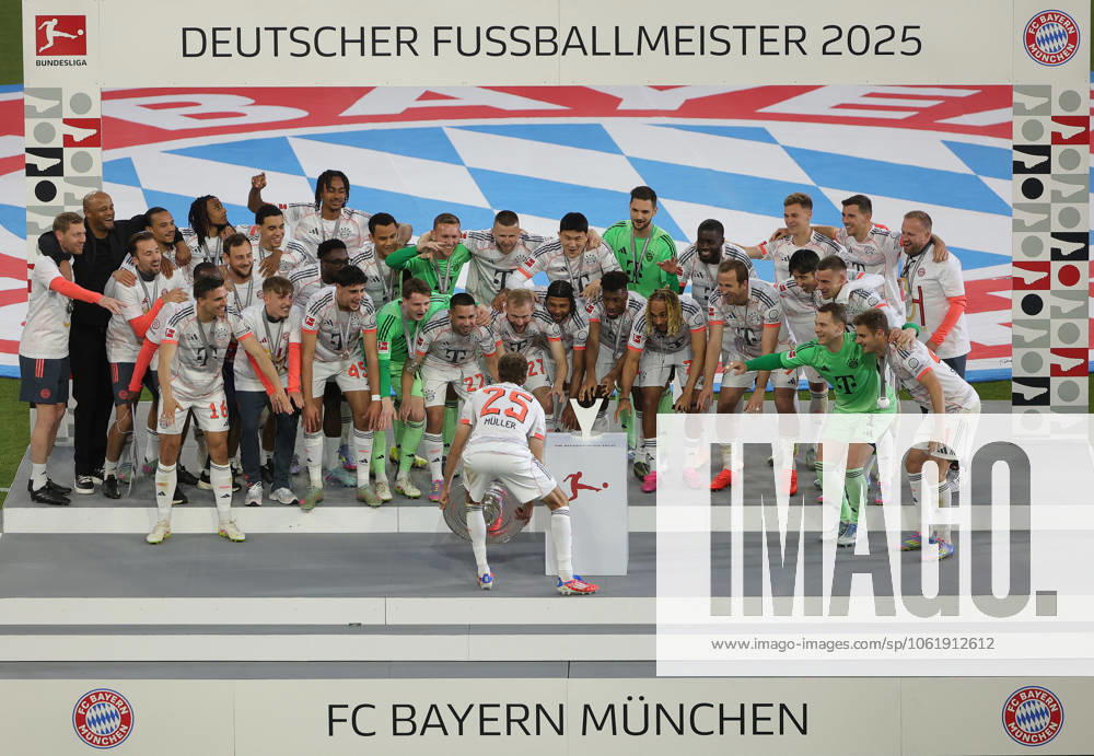 1. Fussball Bundesliga, FC Bayern Muenchen vs Moechnegladbach, Allianz Arena Muenchen, Fussball, im Bild: Thomas Mueller (FC Bayern Muenchen) feiert mit seine Team und hebt die Meisterschalle