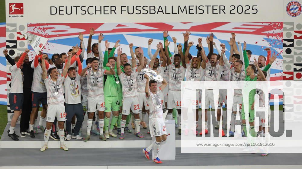 1. Fussball Bundesliga, FC Bayern Muenchen vs Moechnegladbach, Allianz Arena Muenchen, Fussball, im Bild: Thomas Mueller (FC Bayern Muenchen) feiert mit seine Team und hebt die Meisterschalle