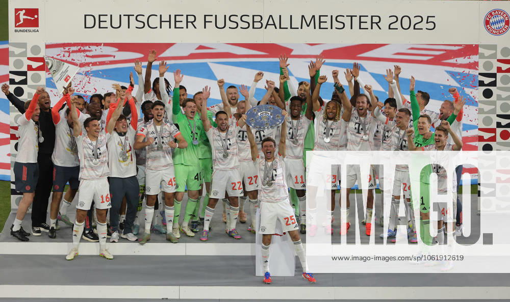 1. Fussball Bundesliga, FC Bayern Muenchen vs Moechnegladbach, Allianz Arena Muenchen, Fussball, im Bild: Thomas Mueller (FC Bayern Muenchen) feiert mit seine Team und hebt die Meisterschalle