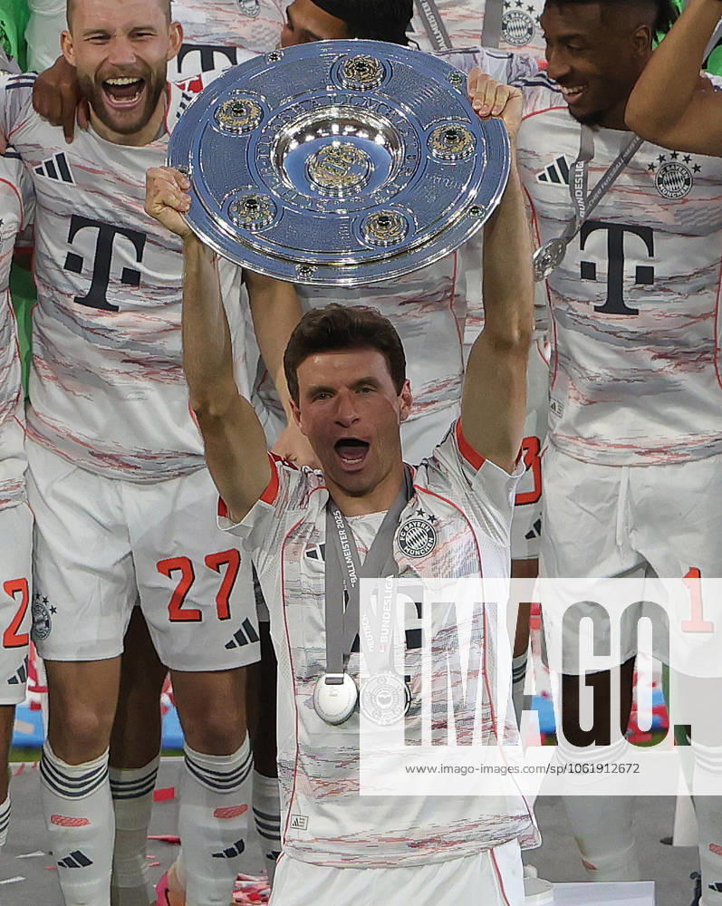 1. Fussball Bundesliga, FC Bayern Muenchen vs Moechnegladbach, Allianz Arena Muenchen, Fussball, im Bild: Thomas Mueller (FC Bayern Muenchen) ist Fussball Deutscher Meister 2025