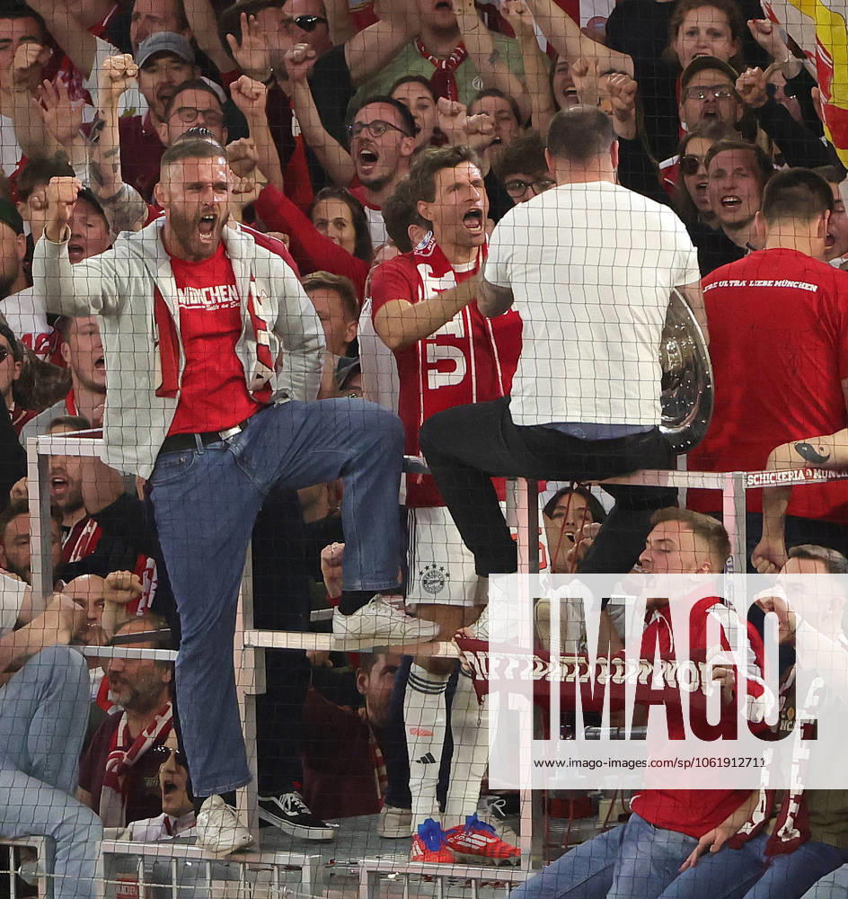 1. Fussball Bundesliga, FC Bayern Muenchen vs Moechnegladbach, Allianz Arena Muenchen, Fussball, im Bild: Thomas Mueller (FC Bayern Muenchen) bei seine Fans in der Suedkurve