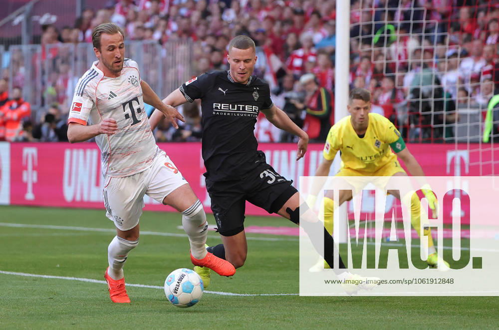 1. Fussball Bundesliga, FC Bayern Muenchen vs Moechnegladbach, Allianz Arena Muenchen, Fussball, im Bild: Harry Kane (FC Bayern Muenchen) vs Nico Elvedi (Moenchengladbach), Jonas Omlin (Moenchengladbach)