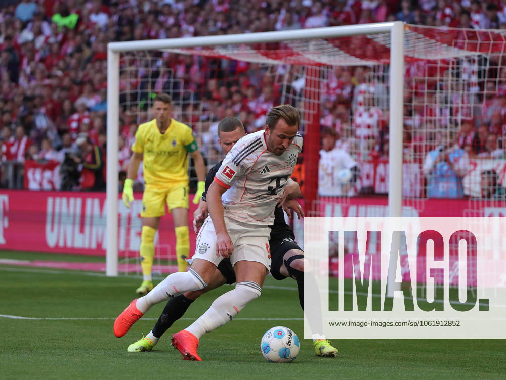 1. Fussball Bundesliga, FC Bayern Muenchen vs Moechnegladbach, Allianz Arena Muenchen, Fussball, im Bild: Harry Kane (FC Bayern Muenchen) vs Nico Elvedi (Moenchengladbach), Jonas Omlin (Moenchengladbach)