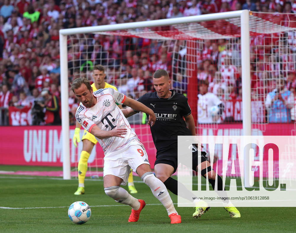 1. Fussball Bundesliga, FC Bayern Muenchen vs Moechnegladbach, Allianz Arena Muenchen, Fussball, im Bild: Harry Kane (FC Bayern Muenchen) vs Nico Elvedi (Moenchengladbach), Jonas Omlin (Moenchengladbach)