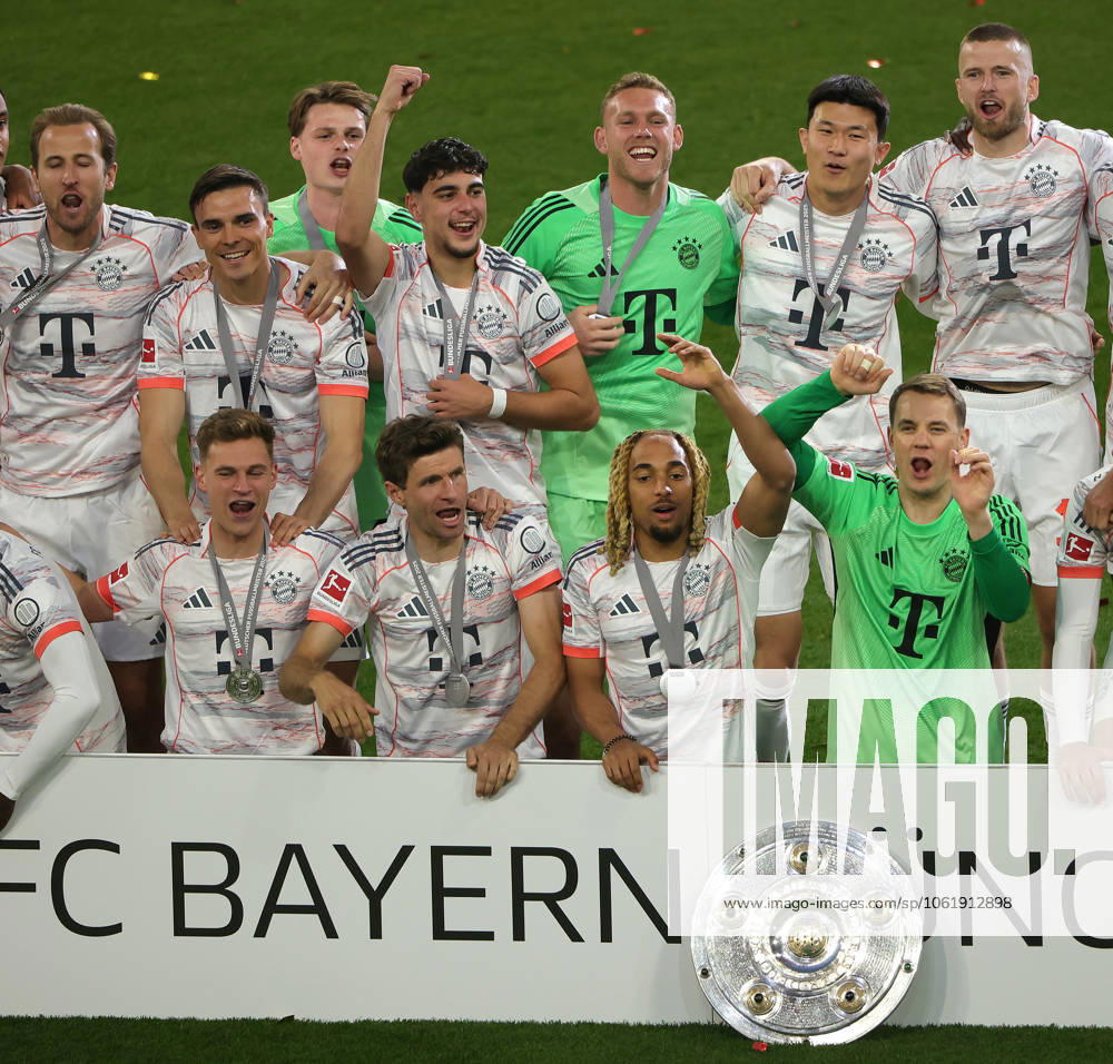 1. Fussball Bundesliga, FC Bayern Muenchen vs Moechnegladbach, Allianz Arena Muenchen, Fussball, im Bild: Harry Kane (FC Bayern Muenchen),Joao Palhinha (FC Bayern Muenchen), Jonas Urbig (FC Bayern Muenchen), Aleksandar Pavlovic (FC Bayern Muenchen), Daniel Peretz (FC Bayern Muenchen), Min-Jae Kim (FC Bayern Muenchen), Eric Dier (FC Bayern Munechen), Joshua Kimmich (FC Bayern Muenchen), Thomas Mueller (FC Bayern Muenchen), Sacha Boey (FC Bayern Muenchen), Manuel Neuer (FC Bayern Muenchen)