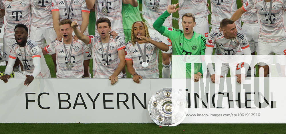 1. Fussball Bundesliga, FC Bayern Muenchen vs Moechnegladbach, Allianz Arena Muenchen, Fussball, im Bild: Alphons Davies (FC Bayern Muenchen), Joshua Kimmich (FC Bayern Muenchen), Thomas Mueller (FC Bayern Muenchen), Sacha Boey (FC Bayern Muenchen), Manuel Neuer (FC Bayern Muenchen) Gabriel Vidovic (FC Bayern Muenchen)