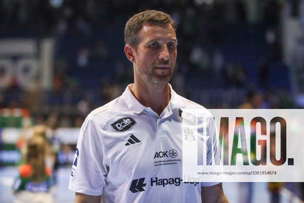 Handball - Daikin HBL, SC Magdeburg - Handball Verein Hamburg, v.l. Torsten Jansen (Hamburg, Trainer) enttaeuscht, schaut enttaeuscht, niedergeschlagen, disappointed Magdeburg