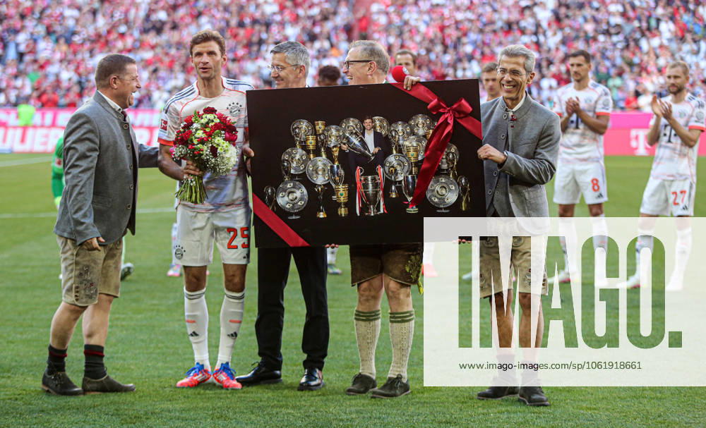 1. Fussball Bundesliga, FC Bayern Muenchen vs Moechnegladbach, Allianz Arena Muenchen, Fussball, im Bild: Max Eberl (FC Bayern Muenchen), Thomas Mueller (FC Bayern Muenchen), FC Bayern Praesident Herbert Hainer (FC Bayern Muenchen), Stellvertretender Vorstandsvorsitzender Jan-Christian Dreesen (FC Bayern) und Dr. Michael Diederich (FC Bayern Muenchen)