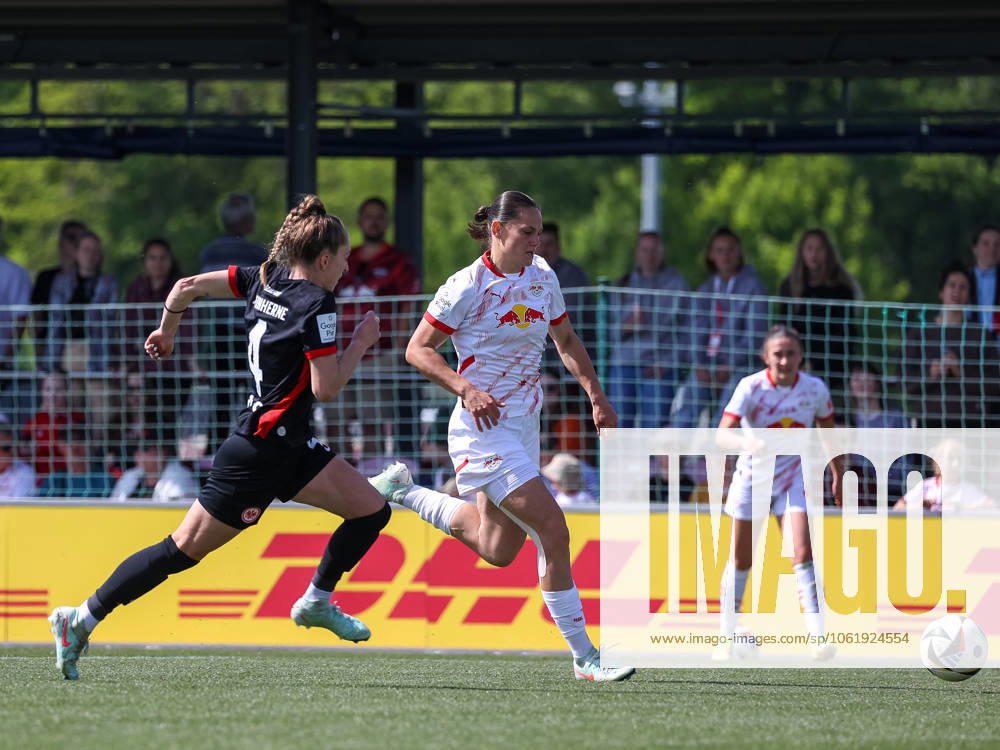 Sophia Kleinherne (Eintracht Frankfurt Frauen, 04) und Giovanna Hoffmann (RB Leipzig Frauen, 07) Zweikampf, Duell, Kampf, Laufduell um den Ball, RB Leipzig Frauen vs. Eintracht Frankfurt Frauen, Fussball, 1. Frauen Bundesliga, 22. Spieltag, Saison 2024 2025, 11.05.2025,¨ DFL REGULATIONS PROHIBIT ANY USE OF PHOTOGRAPHS AS IMAGE SEQUENCES AND OR QUASI-VIDEO,¨ RB Leipzig Frauen vs. Eintracht Frankfurt Frauen, Fussball, 1. Frauen Bundesliga, 22. Spieltag, Saison 2024 2025, 11.05.2025 Leipzig