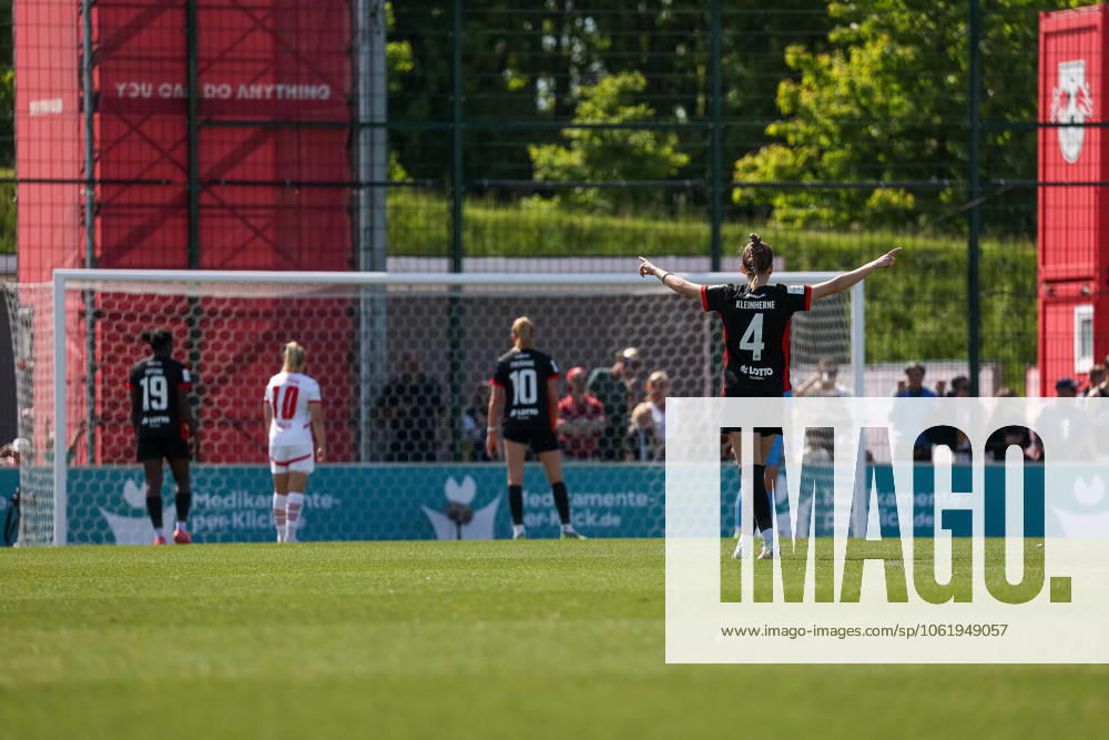 Sophia Kleinherne (Eintracht Frankfurt Frauen, 04) dirigiert, gibt Anweisungen an Mitspielerinnen, RB Leipzig Frauen vs. Eintracht Frankfurt Frauen, Fussball, 1. Frauen Bundesliga, 22. Spieltag, Saison 2024 2025, 11.05.2025,¨ DFL REGULATIONS PROHIBIT ANY USE OF PHOTOGRAPHS AS IMAGE SEQUENCES AND OR QUASI-VIDEO,¨ RB Leipzig Frauen vs. Eintracht Frankfurt Frauen, Fussball, 1. Frauen Bundesliga, 22. Spieltag, Saison 2024 2025, 11.05.2025 Leipzig