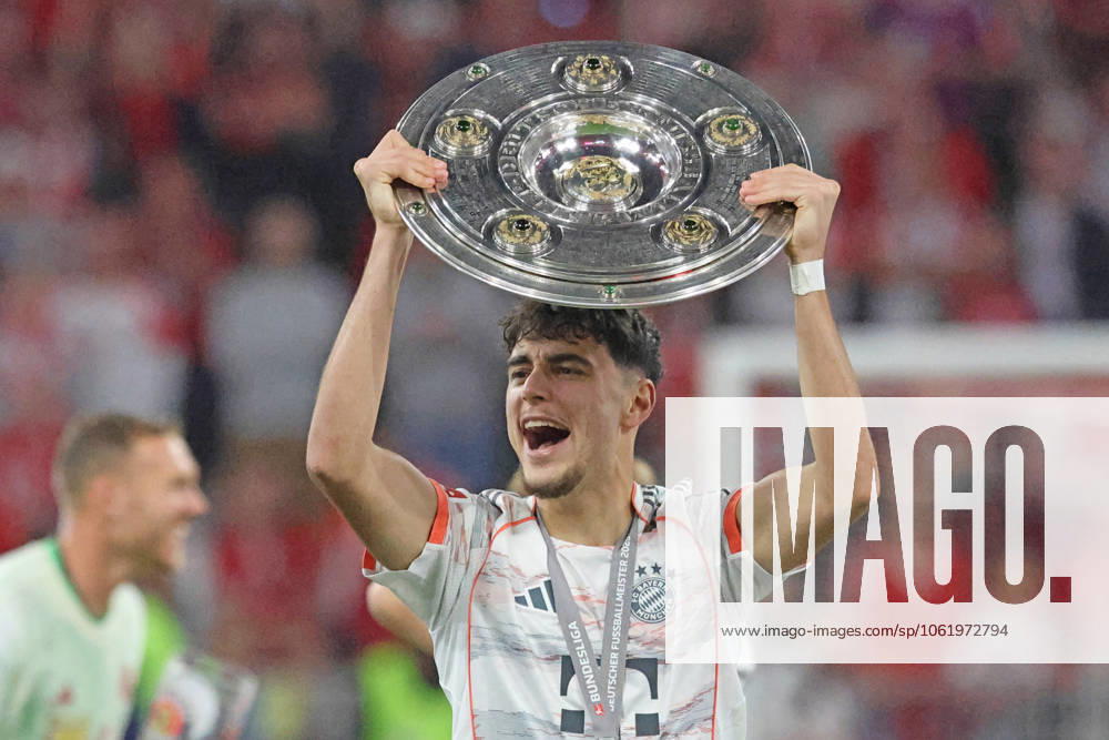 45 Aleksandar Pavlovic, (FCB) jubelt, Jubel, Meisterschale, Trophäe, Portraet, Portrait, Fussballmeister, Meistertitel, Feier, Titelgewinn, Meisterfeier, Spielende, Deutscher Meister, Meisterschaft, Deutsche Fußballmeisterschaft, Fussball 1. BL FC Bayern München - Borussia Mönchengladbach 10.05.2025 Allianz Arena FOTO: Mladen Lackovic LakoPress