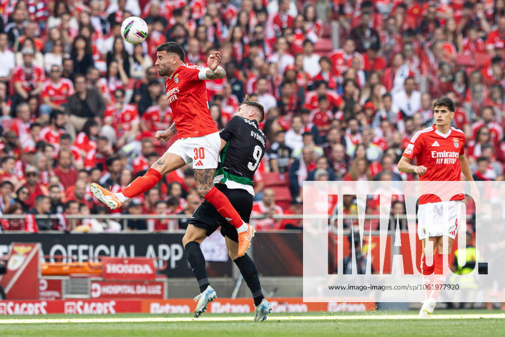 SL Benfica Vs Sporting CP in Lisboa, Portugal - 10 May 2025 Nicolas Otamendi of SL Benfica and Viktor Gyokeres of Sporting CP seen in action during the Liga Portugal Betclic match between Lisboa Benfica and Sporting Clube de Portugal at Estádio da Luz. (Final score: SL Benfica 1 - 1 Sporting CP). Lisboa Portugal