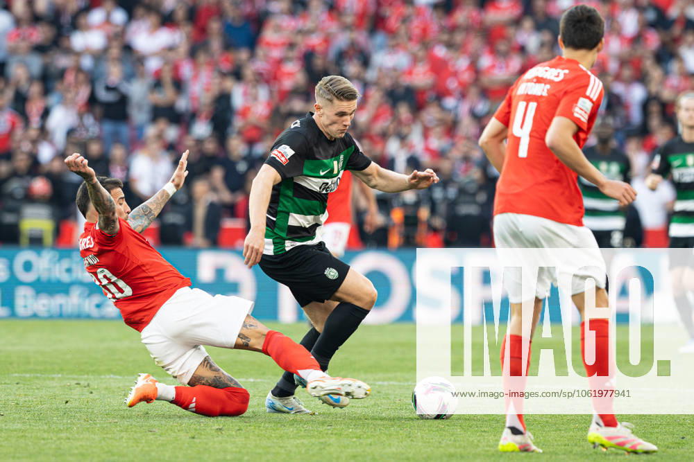 SL Benfica Vs Sporting CP in Lisboa, Portugal - 10 May 2025 Viktor Gyokeres of Sporting CP and Nicolas Otamendi of SL Benfica seen in action during the Liga Portugal Betclic match between Lisboa Benfica and Sporting Clube de Portugal at Estádio da Luz. (Final score: SL Benfica 1 - 1 Sporting CP). Lisboa Portugal