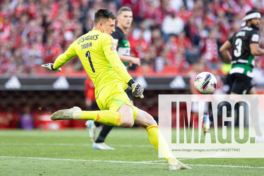 SL Benfica Vs Sporting CP in Lisboa, Portugal - 10 May 2025 Anatoliy Trubin of SL Benfica seen in action during the Liga Portugal Betclic match between Lisboa Benfica and Sporting Clube de Portugal at Estádio da Luz. (Final score: SL Benfica 1 - 1 Sporting CP). Lisboa Portugal