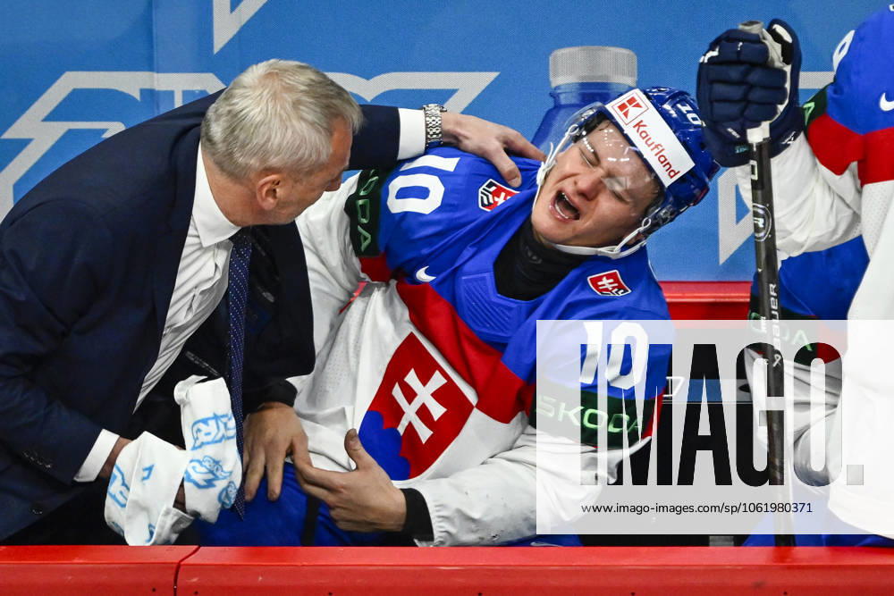 STOCKHOLM, SVERIGE 20250512 Slovakia s Adam Sykora ( 10) is tended to after he hurt his hand during the IIHF Ice hockey, Eishockey World Championship, WM, Weltmeisterschaft group A match between Austria and Slovakia at Avicii Arena in Stockholm, Sweden, on May 12, 2025. STOCKHOLM SVERIGE