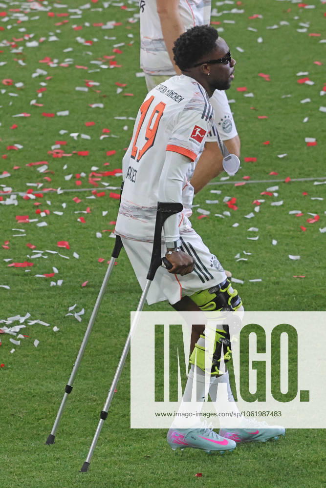 19 Alphonso Davies (FCB) auf Krücken, verletzt, Kreuzbandriss und Knorpelschaden , im rechten Knie, Fussball 1. BL FC Bayern München - Borussia Mönchengladbach 10.05.2025 Allianz Arena FOTO: Mladen Lackovic LakoPress