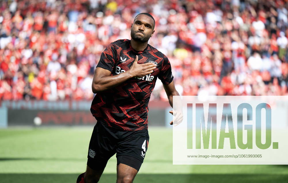 Fussball, Bundesliga, Deutschland, Herren, Saison 2024 2025, 33. Spieltag, BayArena Leverkusen: Bayer Leverkusen - Bor. Dortmund 2:4; Jonathan Tah (LEV) verabschiedet sich nach 10 Jahren bei Bayer von den Fans.