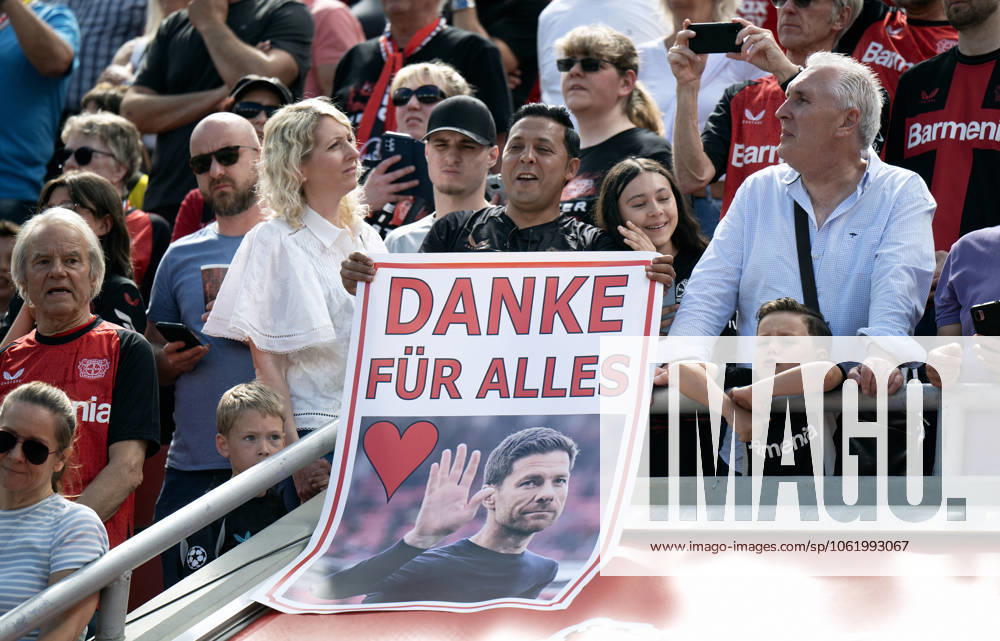 Fussball, Bundesliga, Deutschland, Herren, Saison 2024 2025, 33. Spieltag, BayArena Leverkusen: Bayer Leverkusen - Bor. Dortmund 2:4; Bayer Fans bedanken sich bei dem scheidenden Cheftrainer Xabi Alonso (LEV).