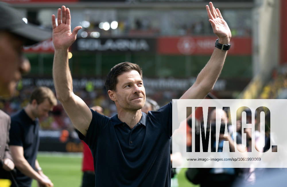Fussball, Bundesliga, Deutschland, Herren, Saison 2024 2025, 33. Spieltag, BayArena Leverkusen: Bayer Leverkusen - Bor. Dortmund 2:4; Cheftrainer Xabi Alonso (LEV) verabschiedet sich von den Bayer Fans.