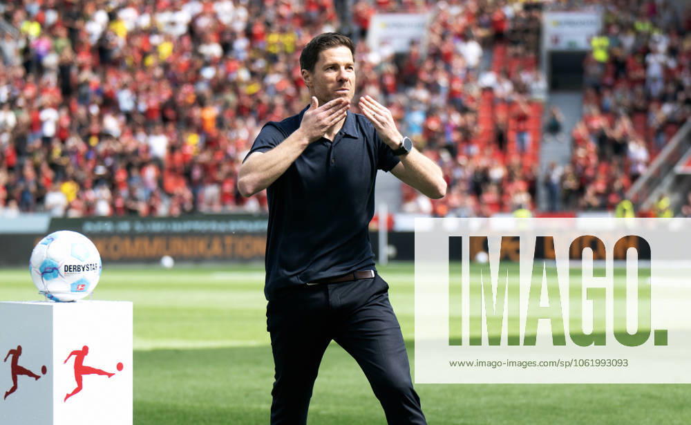Fussball, Bundesliga, Deutschland, Herren, Saison 2024 2025, 33. Spieltag, BayArena Leverkusen: Bayer Leverkusen - Bor. Dortmund 2:4; Cheftrainer Xabi Alonso (LEV) verabschiedet sich von den Bayer Fans.