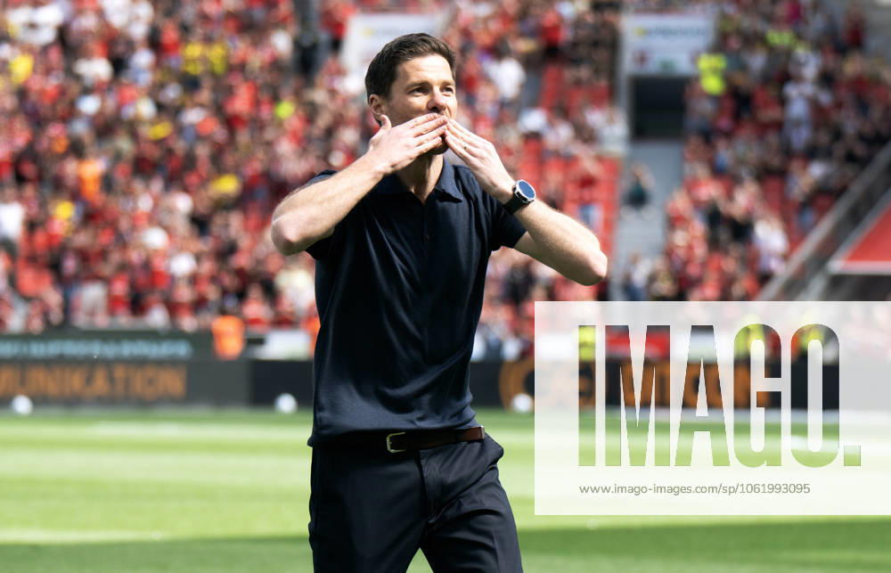 Fussball, Bundesliga, Deutschland, Herren, Saison 2024 2025, 33. Spieltag, BayArena Leverkusen: Bayer Leverkusen - Bor. Dortmund 2:4; Cheftrainer Xabi Alonso (LEV) verabschiedet sich von den Bayer Fans.
