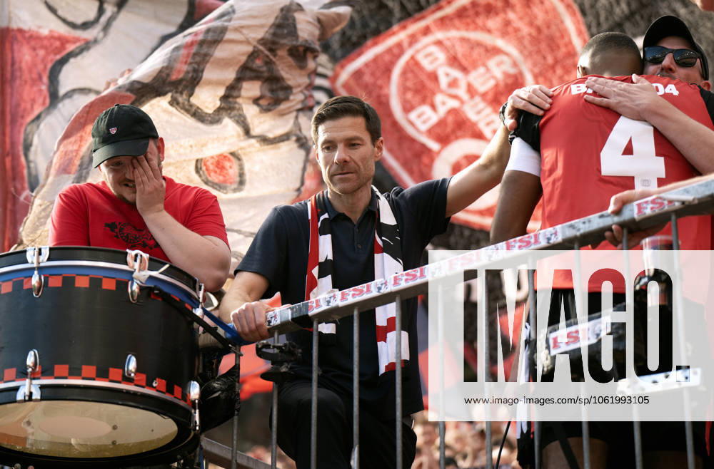 Fussball, Bundesliga, Deutschland, Herren, Saison 2024 2025, 33. Spieltag, BayArena Leverkusen: Bayer Leverkusen - Bor. Dortmund 2:4; Cheftrainer Xabi Alonso (LEV) verabschiedet sich von den Bayer Fans.