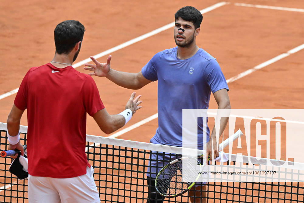 Foto IPP Roberto Ramaccia Roma 13 5 2025 Tennis Internazionali Bnl d’Italia 2025 Nella foto Carlos Alaraz (ESP) stringe la mano a Karen Khachanov dopo la vittoria per 6-3 -3-6- 7-5 Italy Photo Press - World Copyright Roma italy Italia ITALY