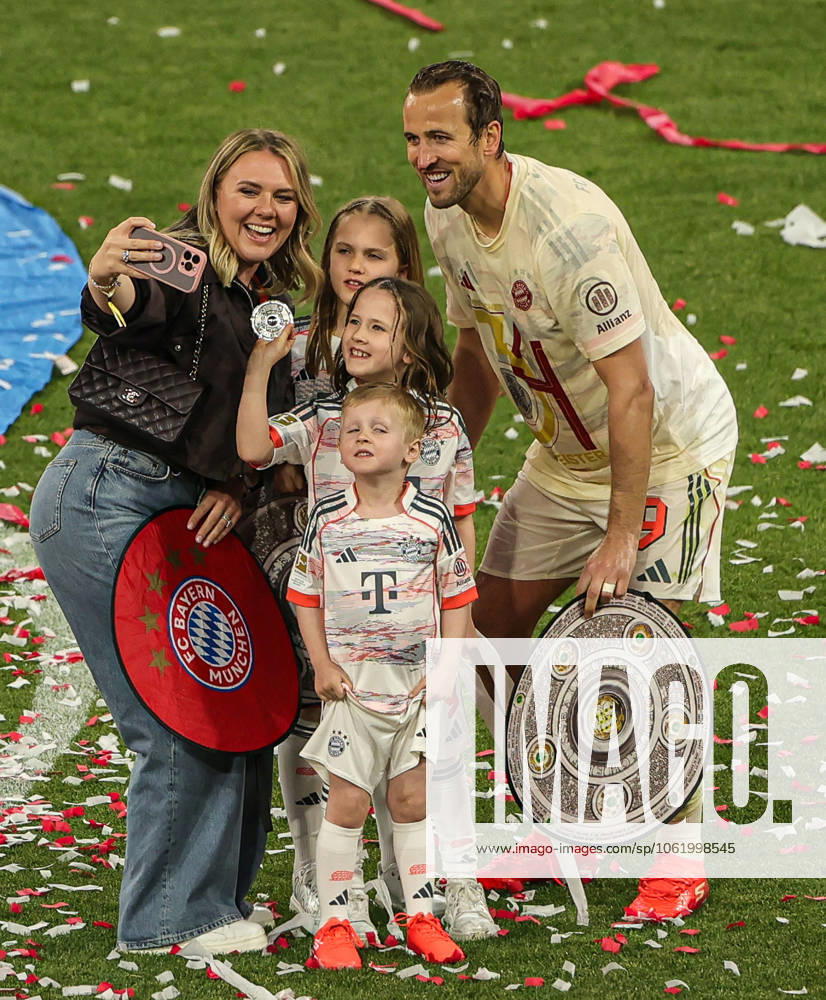1. Fussball Bundesliga, FC Bayern Muenchen vs Moechnegladbach, Allianz Arena Muenchen, Fussball, im Bild: Harry Kane (FC Bayern Muenchen) Familie