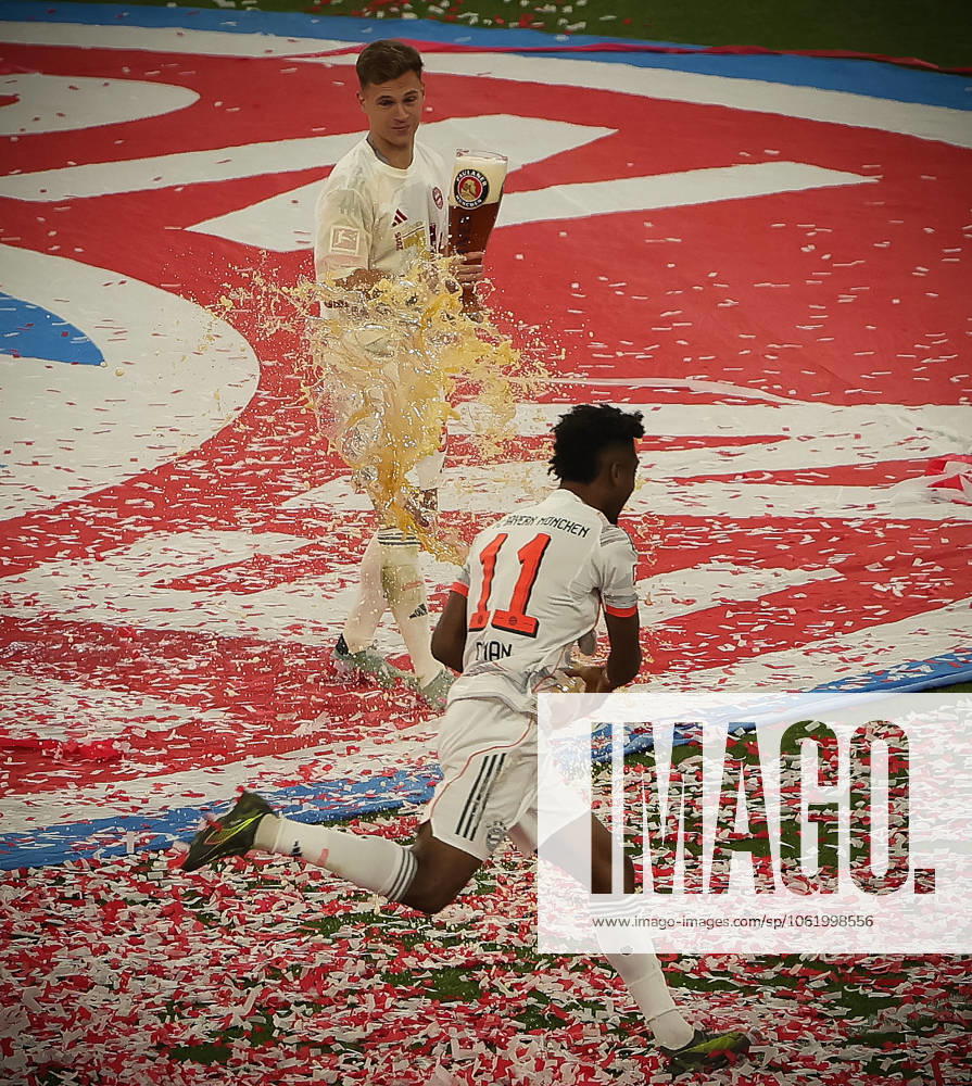 1. Fussball Bundesliga, FC Bayern Muenchen vs Moechnegladbach, Allianz Arena Muenchen, Fussball, im Bild: Kingsley Coman (FC Bayern Muenchen) und Joshua Kimmich (FC Bayern Muenchen) mit Bierdusche