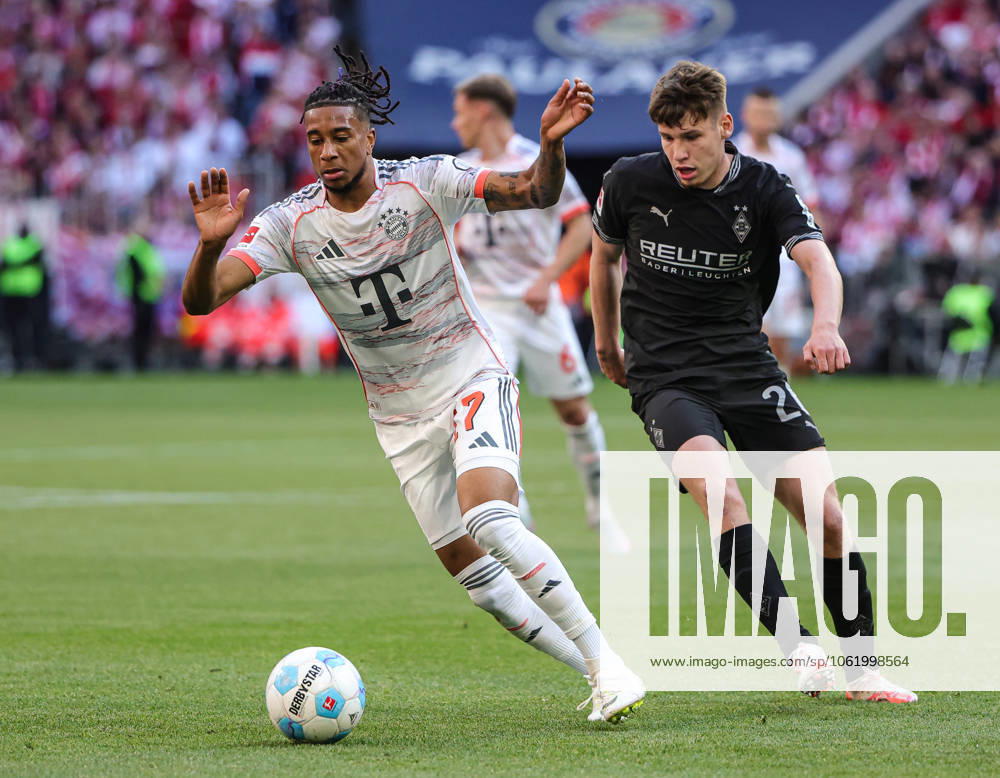 1. Fussball Bundesliga, FC Bayern Muenchen vs Moechnegladbach, Allianz Arena Muenchen, Fussball, im Bild: Michael Olise (FC Bayern Muenchen) vorbei an Lukas Ullrich (Moenchengladbach)