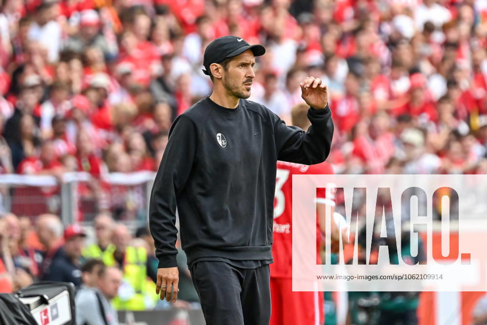 Julian Schuster (SC Freiburg, Trainer) mit Gestik. GER, SC Freiburg - Eintracht Frankfurt, Fussball, Bundesliga, 34. Spieltag, Saison 2024 2025, 17.05.2025 DFL DFB REGULATIONS PROHIBIT ANY USE OF PHOTOGRAPHS AS IMAGE SEQUENCES AND OR QUASI-VIDEO GER, SC Freiburg - Eintracht Frankfurt, Fussball, Bundesliga, 34. Spieltag, Saison 2024 2025, 17.05.2025 Freiburg