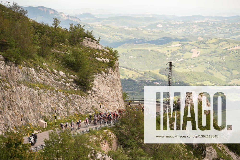 Peloton during the stage 8 of the Giro dÕItalia from Giulianova to Castelraimondo, Italy - Saturday, May 17, 2025. - cycling.