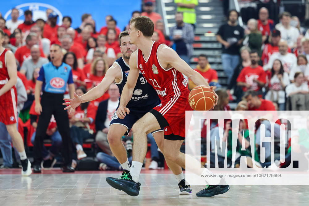 Justuz Hollatz (FC Bayern Basketball, 21) mit Ball mit Spencer Reaves (Syntainics MBC, 31), GER, FC Bayern Basketball vs. SYNTAINICS MBC, Basketball, easycredit Basketball Bundesliga, BBL, Playoffs, Viertelfinale, Saison 2024 2025, 17.05.2025, GER, FC Bayern Basketball vs. SYNTAINICS MBC, Basketball, easycredit Basketball Bundesliga, BBL, Playoffs, Viertelfinale, Saison 2024 2025, 17.05.2025 Muenchen