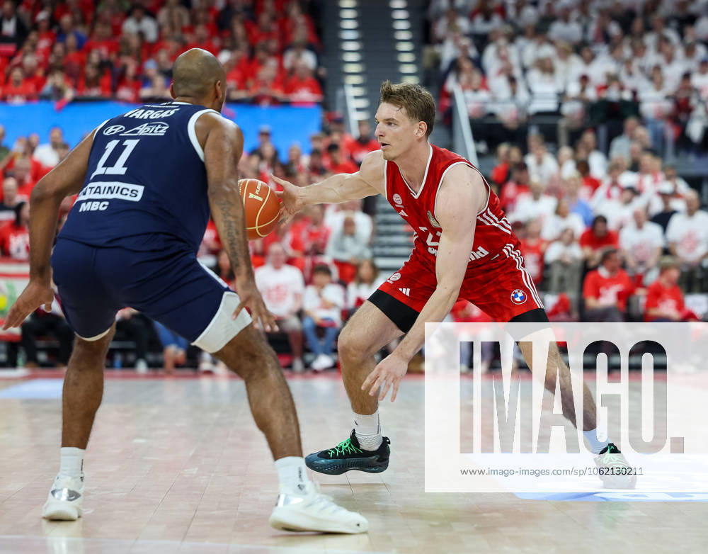 Justuz Hollatz (FC Bayern Basketball, 21) mit Ball mit Akeem Vargas (Syntainics MBC, 11), GER, FC Bayern Basketball vs. SYNTAINICS MBC, Basketball, easycredit Basketball Bundesliga, BBL, Playoffs, Viertelfinale, Saison 2024 2025, 17.05.2025, GER, FC Bayern Basketball vs. SYNTAINICS MBC, Basketball, easycredit Basketball Bundesliga, BBL, Playoffs, Viertelfinale, Saison 2024 2025, 17.05.2025 Muenchen