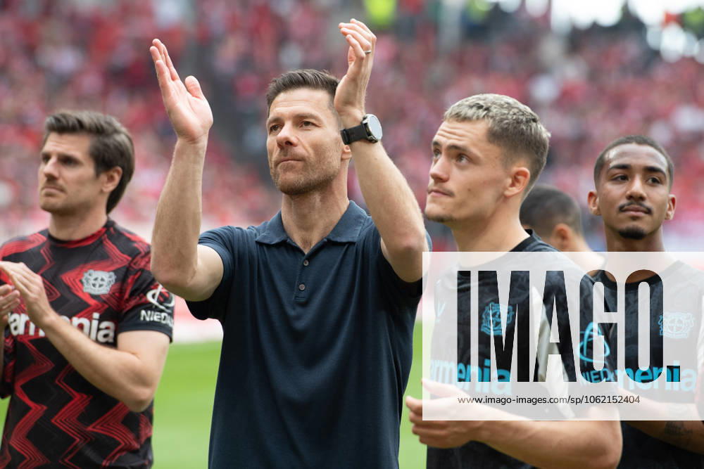 Schlussjubel Trainer Xabi Xabier ALONSO (LEV) und Florian WIRTZ (LEV) Jubel, jubeln, Freude, cheers, 1.FSV Mainz 05 (MZ) -Bayer Leverkusen (LEV) 2-2 Fussball 1. Bundesliga Saison 2024 2025, 34.Spieltag, Spieltag34, am 17.05.2025, MEWA Arena Mainz. Â