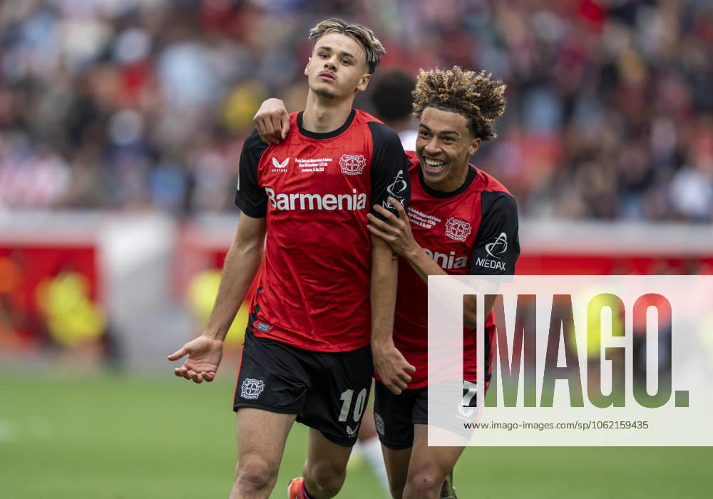 Kerim Alajbegovic (Bayer 04 Leverkusen, 10) mit dem Ausgleich zum 4-4. Jubelt mit seinen Mitspielern. 18.05.2025, Bayer Leverkusen - 1. FC Köln, GER, Leverkusen, BayArena, Saison 24 25, DFB U19 Nachwuchsliga Finale DFL regulations prohibit any use of photographs as image sequences and or quasi-video.