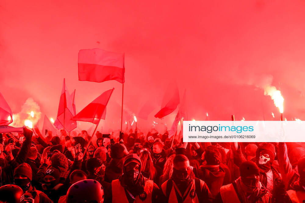 Polen, Rechte Demo am Unabhängigkeitstag in Warschau November 11, 2020, Warsaw, mazowieckie, Poland: November 11, 2020, Warsaw, Poland: Another Independence March was held in Warsaw. Despite the ban on gatherings, almost the entire community of nationalists, neo-fascists and football fans came to Warsaw. There were arguments between the participants of the march and the police. Warsaw Poland - ZUMAb213 20201111_zip_b213_050