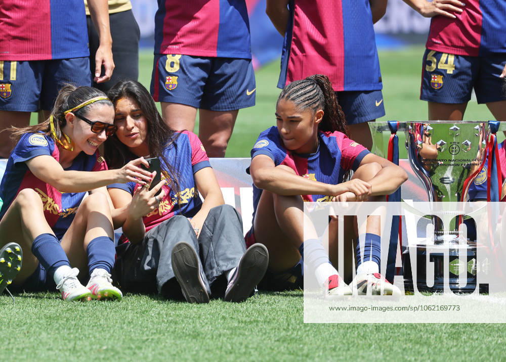 FC Barcelona, Barca Femeni v Athletic Club Femenino - Liga F Aitana Bonmati, Kika Nazareth, and Sydney Schertenleib stand at the end of the match between FC Barcelona Femeni and Athletic Club Femenino, corresponding to week 30 of Liga F, at the Johan Cruyff Stadium in Barcelona, Spain, on May 18, 2025. Barcelona Barcelona Spain