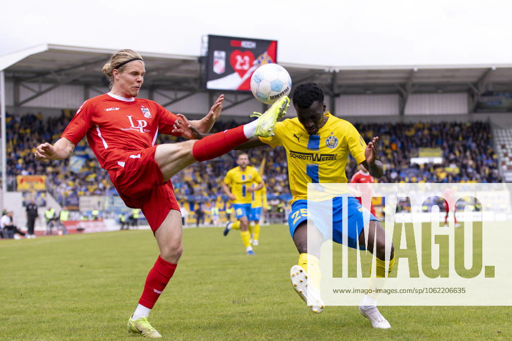 Regionalliga Nordost: FC Rot-Weiß Erfurt vs. 1. FC Lok Leipzig; Erfurt; 18.05.2025 Tino Kurt Kaufmann ( 36; FC Rot-Weiß Erfurt) gegen Abou Dramane Ballo ( 25; 1. FC Lokomotive Leipzig) Regionalliga Nordost: FC Rot-Weiß Erfurt vs. 1. FC Lok Leipzig; Steigerwaldstadion Erfurt