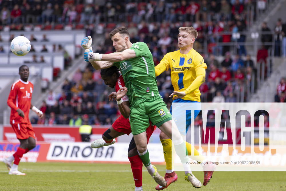 Regionalliga Nordost: FC Rot-Weiß Erfurt vs. 1. FC Lok Leipzig; Erfurt; 18.05.2025 Lorenz Otto ( 1; FC Rot-Weiß Erfurt) und Maxime Aglago Awoudja ( 6; FC Rot-Weiß Erfurt) Regionalliga Nordost: FC Rot-Weiß Erfurt vs. 1. FC Lok Leipzig; Steigerwaldstadion Erfurt