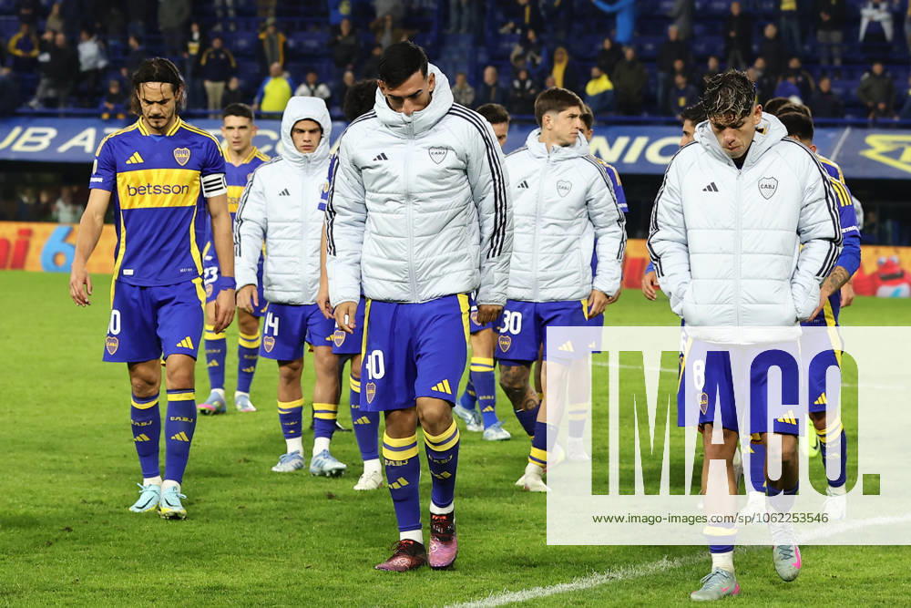 Boca Juniors Uruguayan forward Edinson Cavani (L) and players leave the pitch after losing the Argentine Professional Football League 2025 Apertura Tournament quarter-final football match against Independiente, at La Bombonera stadium in Buenos Aires, on May 19, 2025. Independiente won by 0-1 and qualified to semi final match against Huracan. BUENOS AIRES ARGENTINA