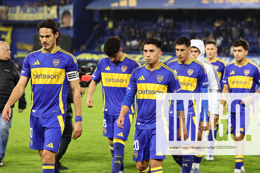 Boca Juniors Uruguayan forward Edinson Cavani (L) and players leave the pitch after losing the Argentine Professional Football League 2025 Apertura Tournament quarter-final football match against Independiente, at La Bombonera stadium in Buenos Aires, on May 19, 2025. Independiente won by 0-1 and qualified to semi final match against Huracan. BUENOS AIRES ARGENTINA